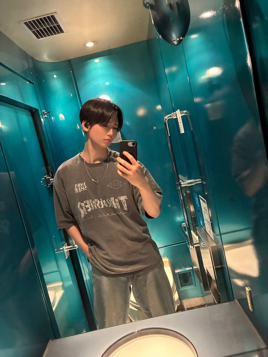aoaospace's tweet photo. 朝から移動ばっかでグロッキーでトイレ直行 https://t.co/HIL3UTta24