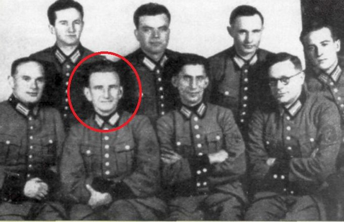 GeertJeelof's tweet photo. Dit is Roman Shukhevych, een van de hedendaagse "Helden van Oekraïne". 

Hij was Hauptmann bij het 201e Bataljon Schutzmannschaft en plaatsvervangend commandant van het Nachtigall-bataljon. 

Daarna bij het Oekraïense Opstandelingenleger UPA, de belangrijkste verantwoordelijke voor de genocide op meer dan 100.000 Poolse dorpelingen, mannen, vrouwen, kinderen en baby's in Volhynië.

Shukhevych wordt net als Bandera in Oekraïne vereerd als Nationale Held. Er zijn standbeelden opgericht, straten naar hen vernoemd en er worden eremarsen gehouden.

Onze regering en ons parlement vinden dat goed en steunen dat misdadig corrupte Oekraïne met miljarden van ons belastinggeld.

@2eKamertweets @NOS