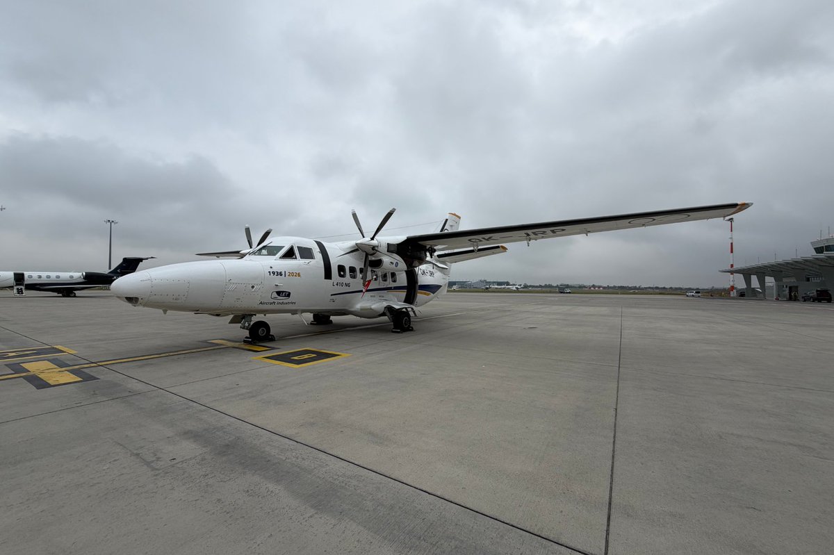 ObranaTweetuje's tweet photo. Výcvik armádních pilotů bude státní podnik LOM PRAHA od jara příštího roku provádět také na novém letounu L-410 NG. ✈️

Vyplývá to ze smlouvy, kterou dnes s předsedkyní kunovické společnosti Aircraft Industries Alenou Medovou podepsal ředitel státního podniku LOM PRAHA Jiří Protiva. Slavnostního podpisu se účastnili rovněž ministři Jaromír Zůna, Karel Havlíček a velitel Vzdušné síly @ArmadaCR genmjr. Petr Čepelka.

Nový výcvikový letoun tak v Centru leteckého výcviku nahradí již zastaralý transportní letoun L-410.