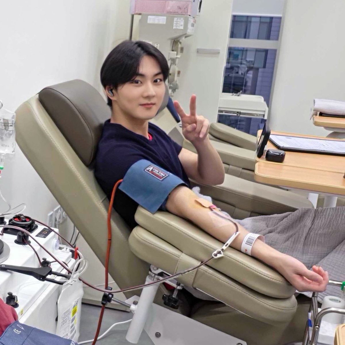 wonniesgardn's tweet photo. he really waited until he made the blood donation to get his piercing. jungwon you're truly an inspiration. 🥺🧡 https://t.co/LJgw2qY1kx