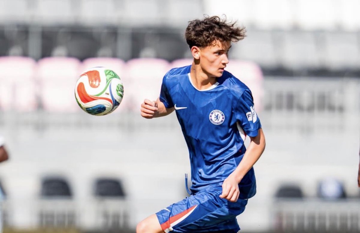 FabrizioRomano's tweet photo. 🚨🔵 EXCL: Everton are set to sign Chelsea academy product Arthur Barratt, fee agreed for a permanent transfer.

The 2009 born midfielder had interest from several other PL clubs, but #EFC see him as an important investment in their strategy to secure young talents. https://t.co/c4kYCdpQsB