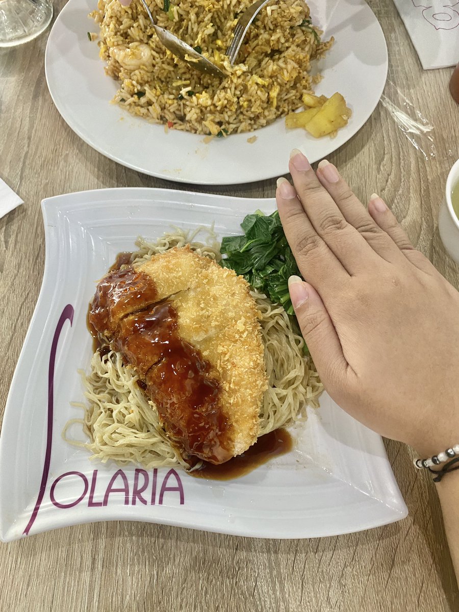 reviewbylia's tweet photo. Jagoan gue tiap ke solaria: mie + ayam katsu teriyaki saos

LU LIAT INI AYAMNYA YG SEGEDE GABAN COYYY NGENYANGIN BGTTTT 😭🫵🏻 https://t.co/HnSNhxZos3