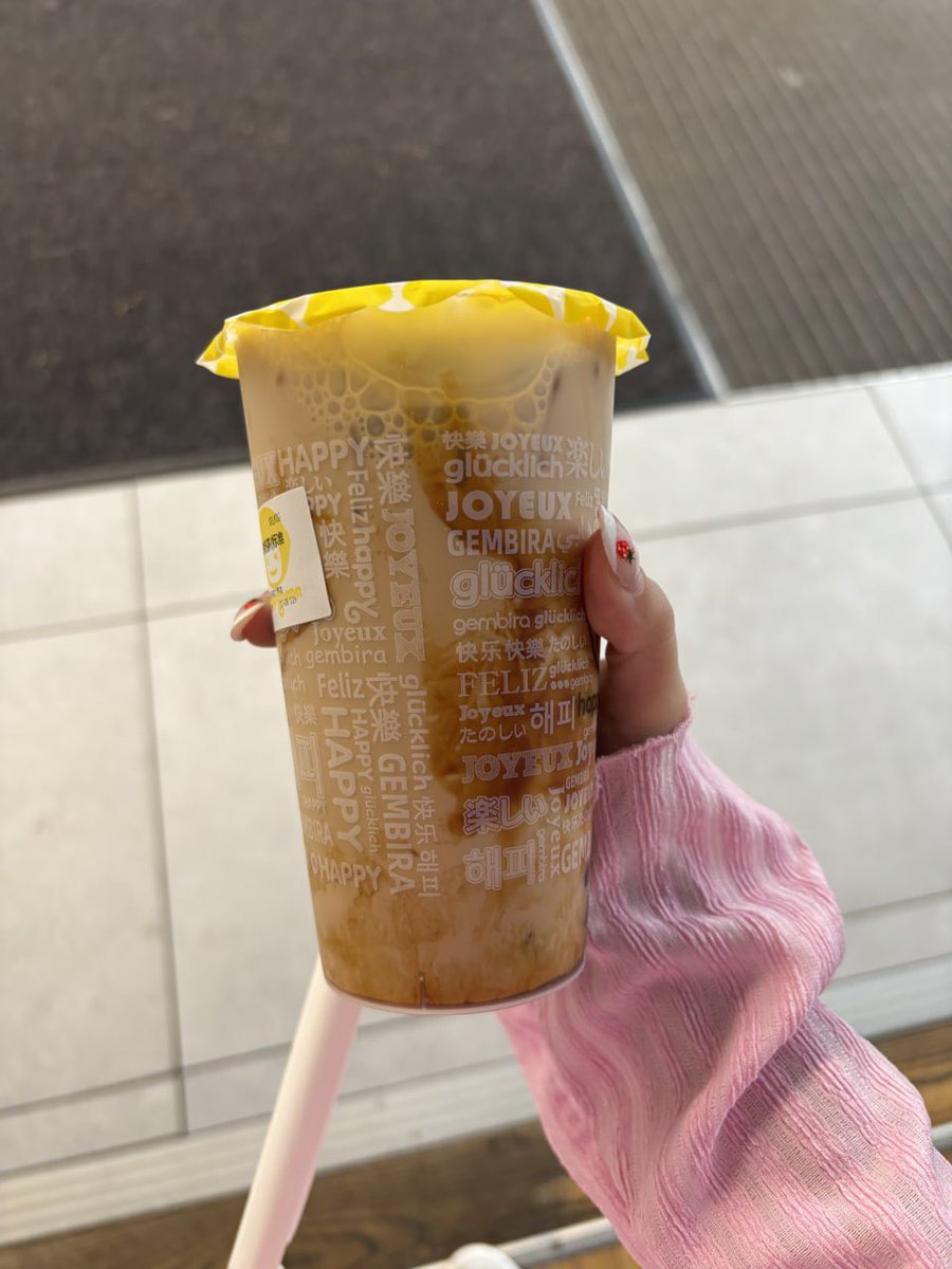annadamms021's tweet photo. i love people who always ask if i want a drink too https://t.co/BeDC1vrPFI