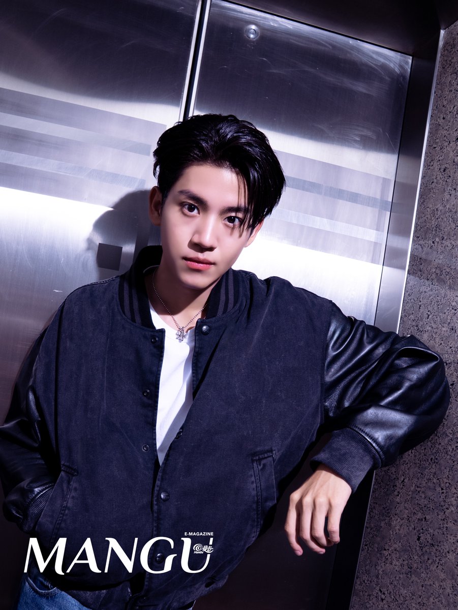 ManGu_Magazine's tweet photo. ชั่วขณะที่ส้มร่วงหล่น คือ จุดเริ่มต้นของความรู้สึกดี ๆ🍊

อัลมอนด์ ภูมิสุวรรณ และ โปรเกรส ภาสวิชญ์ นักแสดงนำจากซีรีส์ ต้นส้มอยู่บ้านเขา แต่ผลส้มหล่นมาบ้านเราตลอดเลย ร่วมถ่ายทอดเรื่องราวความรักและการเติบโตในบรรยากาศยุค 90 ผ่านบท “โกส่ง” และ “โกหนึ่ง” แม้จะเป็นการร่วมงานกันครั้งแรก แต่ทั้งคู่กลับสร้างเคมีที่เป็นธรรมชาติจากความทุ่มเทและความเข้า��จที่ค่อยๆ ก่อตัวขึ้นในระหว่างการถ่ายทำ แม้จะอยู่นอกจอ พวกเขาก็ยังเป็นเพื่อนที่คอยสนับสนุนกันเสมอ ส่วนในจอ พวกเขาคือนักแสดงที่ใส่ใจทุกรายละเอียดของตัวละคร บทสัมภาษณ์พิเศษจาก ManGu Magazine จะพาผู้อ่านไปรู้จักอีกมุมหนึ่งของทั้งสองคน ผ่านเรื่องราวของมิตรภาพ ความฝัน และความรักในเส้นทางการแสดง

#ManGuCoverStar
#Mangumagazinecoverstar
#Mangumagazine
#ต้นส้มอยู่บ้านเขาแต่ผลส้มหล่นมาบ้านเราตลอดเลย
#WhenOrangesFall #AlmondProgress