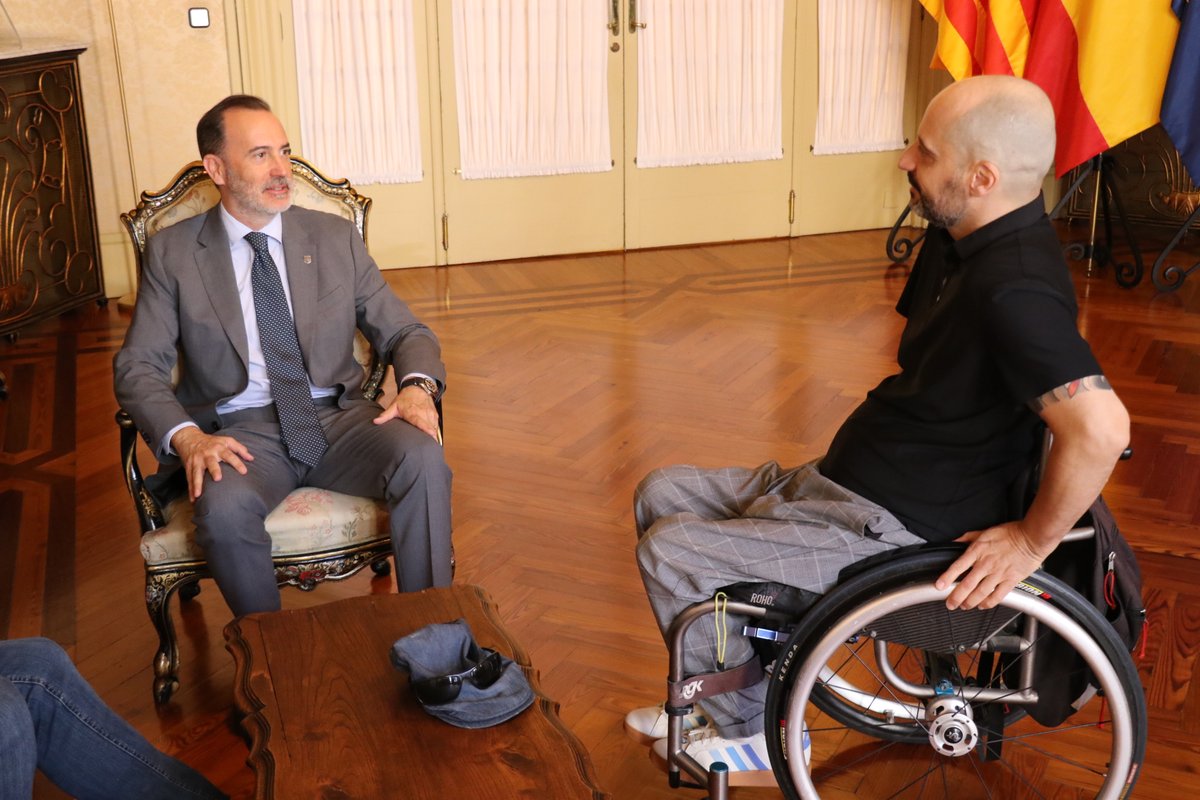 ParlamentIB's tweet photo. El president del Parlament, @glesenne, ha rebut en audiència el president d'Impulsa Igualtat Illes Balears, Alessandro Marinelli, i al gerent d'aquesta entitat, Colau Terrassa. https://t.co/BqpTyJtXIj