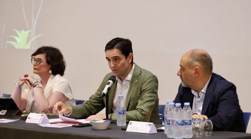 UnedJaen's tweet photo. 🎓 Inaugurados los #cursosdeverano en UNED Alcalá la Real
El director Vicente Ruiz destacó "llevamos 30 años de compromiso formando parte del paisaje cultural y educativo de esta tierra de frontera con los Cursos de Verano. 
#SomosUNED #CursosDeVerano #alcalalareal #autismo https://t.co/QcPHuYZ60c