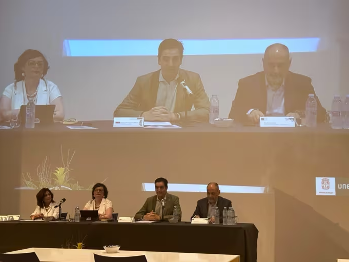 UnedJaen's tweet photo. 🎓 Inaugurados los #cursosdeverano en UNED Alcalá la Real
El director Vicente Ruiz destacó "llevamos 30 años de compromiso formando parte del paisaje cultural y educativo de esta tierra de frontera con los Cursos de Verano. 
#SomosUNED #CursosDeVerano #alcalalareal #autismo https://t.co/QcPHuYZ60c