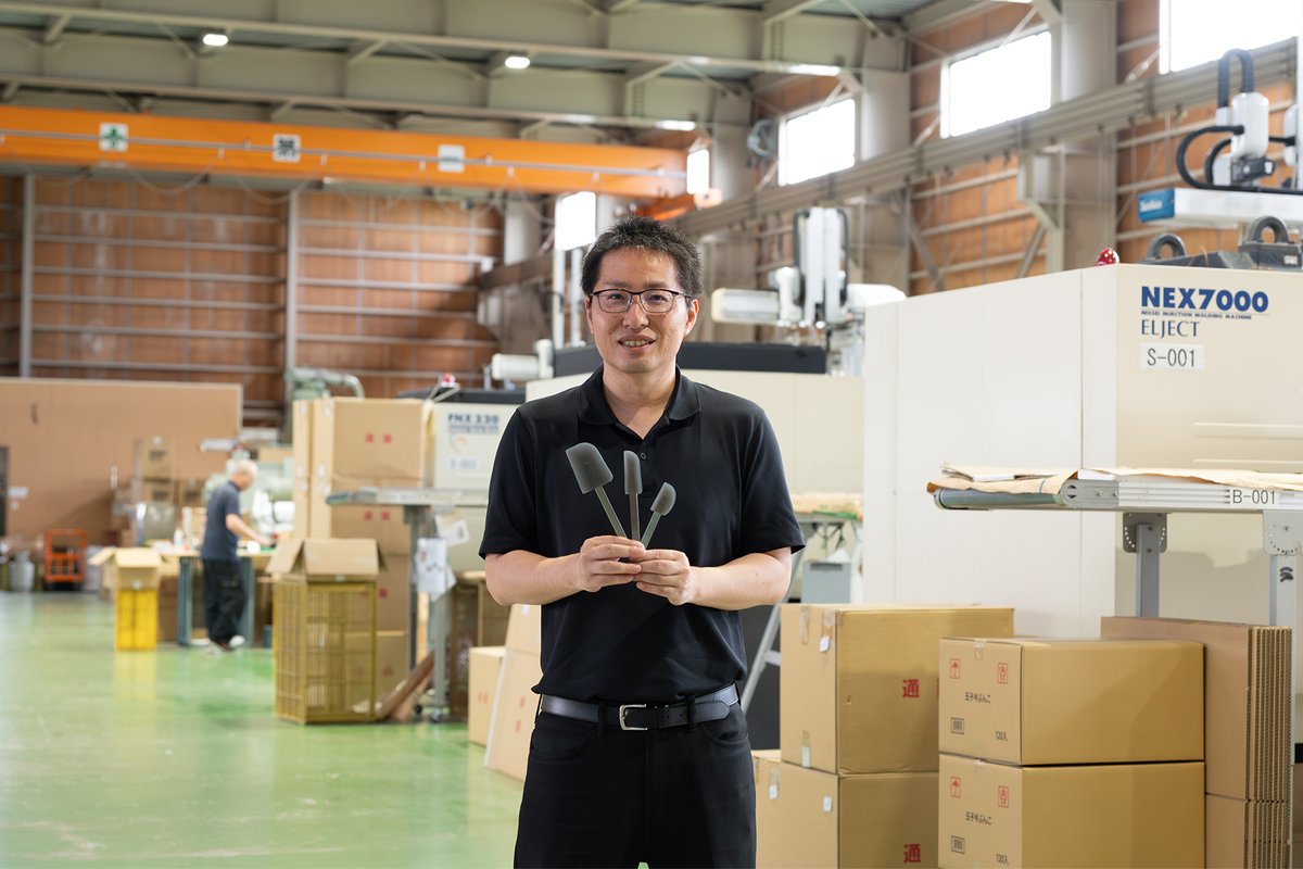 kajidonya's tweet photo. たった1台の機械から始まったシリコン製品のパイオニア

家事問屋の道具づくりは、それぞれの分野で技を磨いてきた“作り手”の力に支えられています。

今回は、ブランド立ち上げ当初から販売している
「シリコンスパチュラ」を手がける
有限会社大泉合成
https://t.co/cnZSNUKygY https://t.co/rUQQXDklvQ