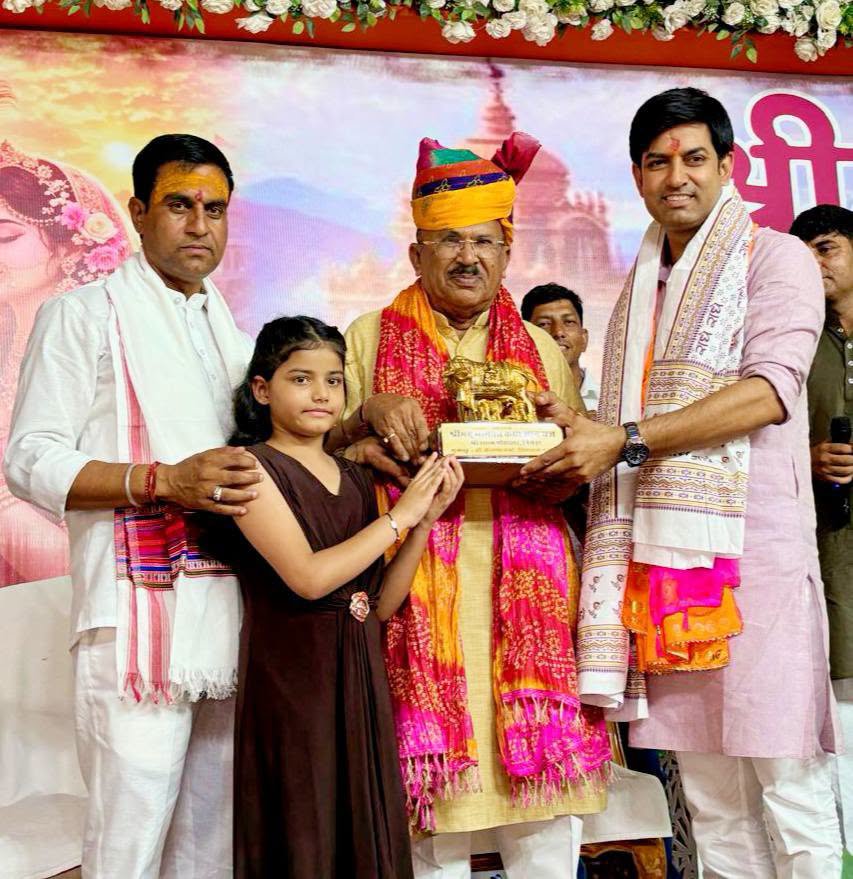 VasudevDevnani's tweet photo. बगरू विधायक डॉ. कैलाश वर्मा जी के जन्मदिवस के उपलक्ष्य में श्री श्याम गौशाला, निमेड़ा में आयोजित श्रीमद्भागवत कथा एवं सेवा संकल्प दिवस समारोह में सम्मिलित होकर उन्हें जन्मदिवस की हार्दिक शुभकामनाएँ प्रदान की।

प्रभु श्रीकृष्ण डॉ. कैलाश वर्मा जी को उत्तम स्वास्थ्य, दीर्घायु, यश और निरंतर जनसेवा की शक्ति प्रदान करें।

#RajAssemblySpeaker
@KailashvermaBJP