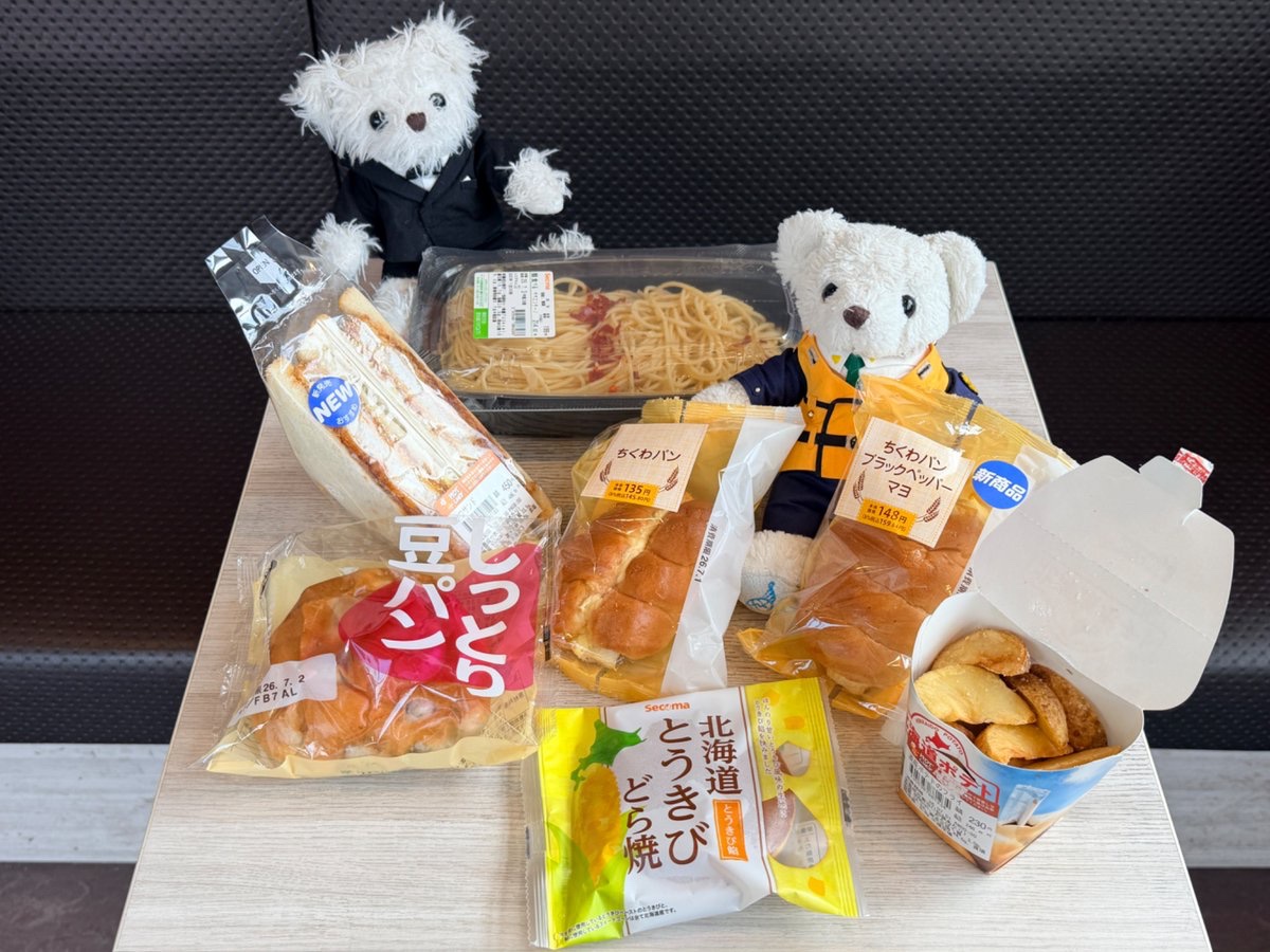 ss_bunchou's tweet photo. セイコーマート♪
北海道好きな常連さんとおしゃべりしたり楽しかった〜！

 #飯だべあ

新商品の北海道新幹線コラボTシャツやカツサンドも買えて満足！ちくわパンも！ https://t.co/gDHRl1XJUc