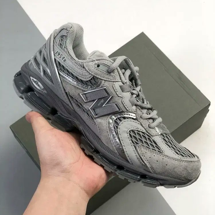 fullress's tweet photo. 【END 2026年 7/1 16:00 発売予定】
New Balance U1954 38R “Skate Grey/Castlerrock” (ニューバランス) [U195438R]

https://t.co/921PPpDJWf https://t.co/YVdsN0sljQ