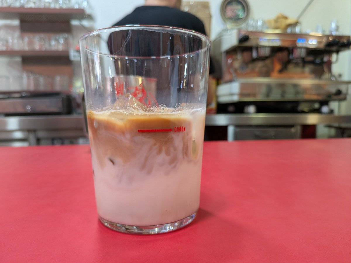 RubenSanchezTW's tweet photo. Por esto en un Starbucks te cobran 5 euros. En la Peña Sevillista de la calle Feria, 1,50. https://t.co/16zz6BvSgI