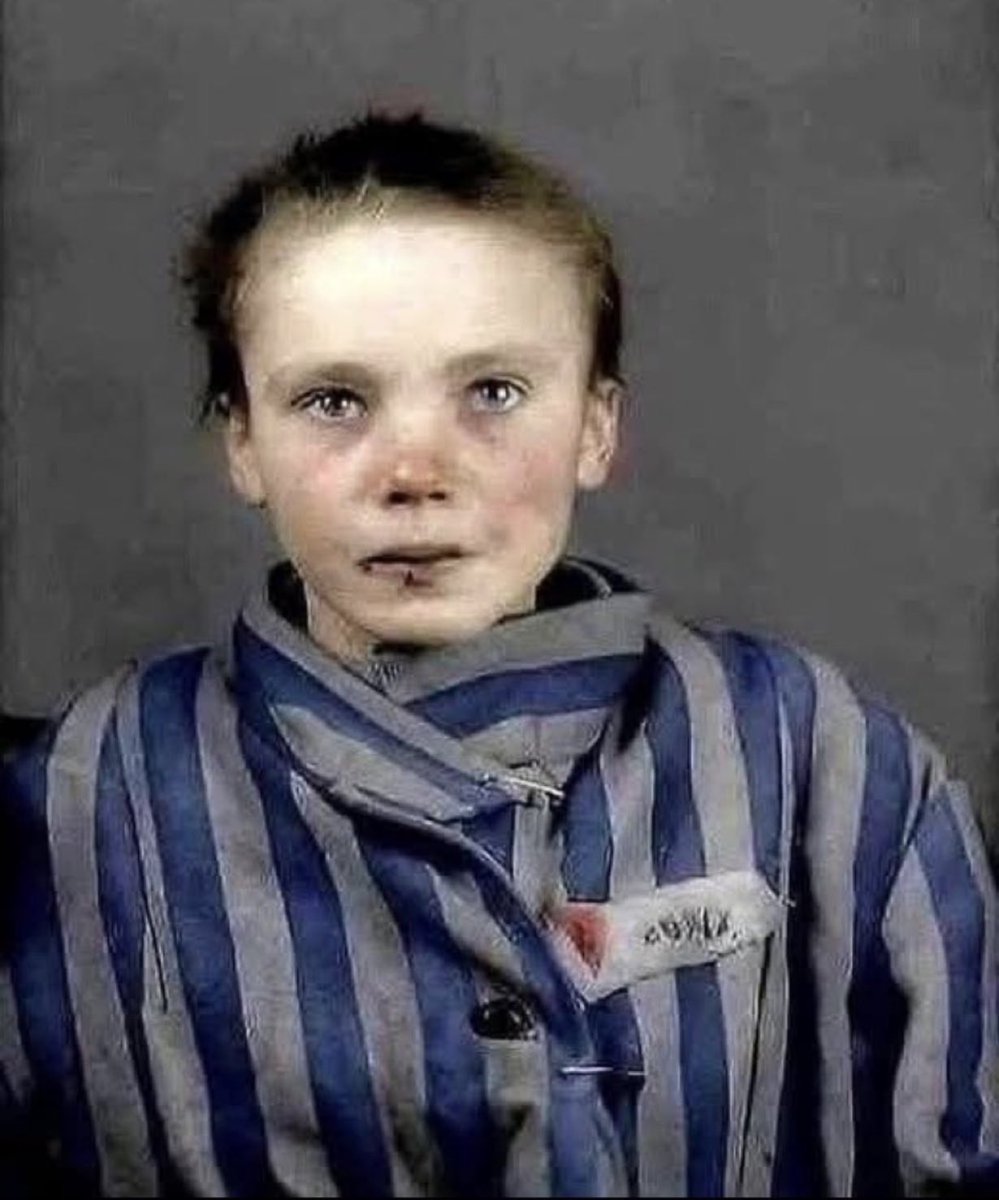 springfield1952's tweet photo. Czesława Kwoka, een 14-jarige Poolse meisje, werd vermoord in het vernietigingskamp Auschwitz-Birkenau op 12 maart 1943. Ze werd gedood door een injectie van fenol rechtstreeks in haar hart.

De Nazi’s konden dat doen omdat zei geleerd hadden blind orders op te volgen. Ook nu (zie bijvoorbeeld corona hoax) volgen mensen blind orders of protocollen op . In beide gevallen heeft men (vrije wil) de keus gehad om zijn/haar geweten te gebruiken maar men deed het niet. Daarom vraag ik mij af hoe het in Godsnaam mogelijk is dat de meeste mensen op aarde zich in een collectief verschuilen zoals bijvoorbeeld socialisten/islamisten en als het erop aan komt gewoon blind orders opvolgen zonder enige medemenselijkheid of gevoel. Ik vraag mij oprecht af hoe al die mensen zich zelf zien als ze smorgens in de spiegel kijken? Dit is wat mij bezig houdt als ik al die deugkneuzen om mij heen een grote bek zie hebben. Want ze doen het weer dat zie ik in hun ogen.