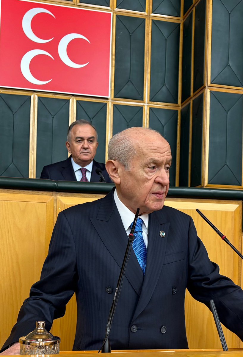 ayyildirim1's tweet photo. Netanyahu ve tetikçi avaresi, kurulan müzakere zeminine dair fütursuzca diş göstermekte, barışı amaçlayan ve önceliklendiren mutabakatlara direnmeyi marifet saymaktadır.

Mızrak artık çuvala sığmamaktadır. Katil İsrail, mazlumların kanını sömüren emperyalist bir sömürge düzeneğidir.

Gazze’nin yetim feryatları arşı titretirken, Beyrut’ta mazlumların ağıtları dinmemişken, siyonist soykırımın şebekesi mutabakatları kendi habis çıkarlarına göre eğip bükmektedir. Zulmü zanaat edinen bu kanlı terör makinesinin lügatında barış, silahlara mühlet kazandırmak; diplomasi ise vahşeti hukuk kılıfıyla cilalamaktır.

Liderimiz Sayın Devlet Bahçeli
