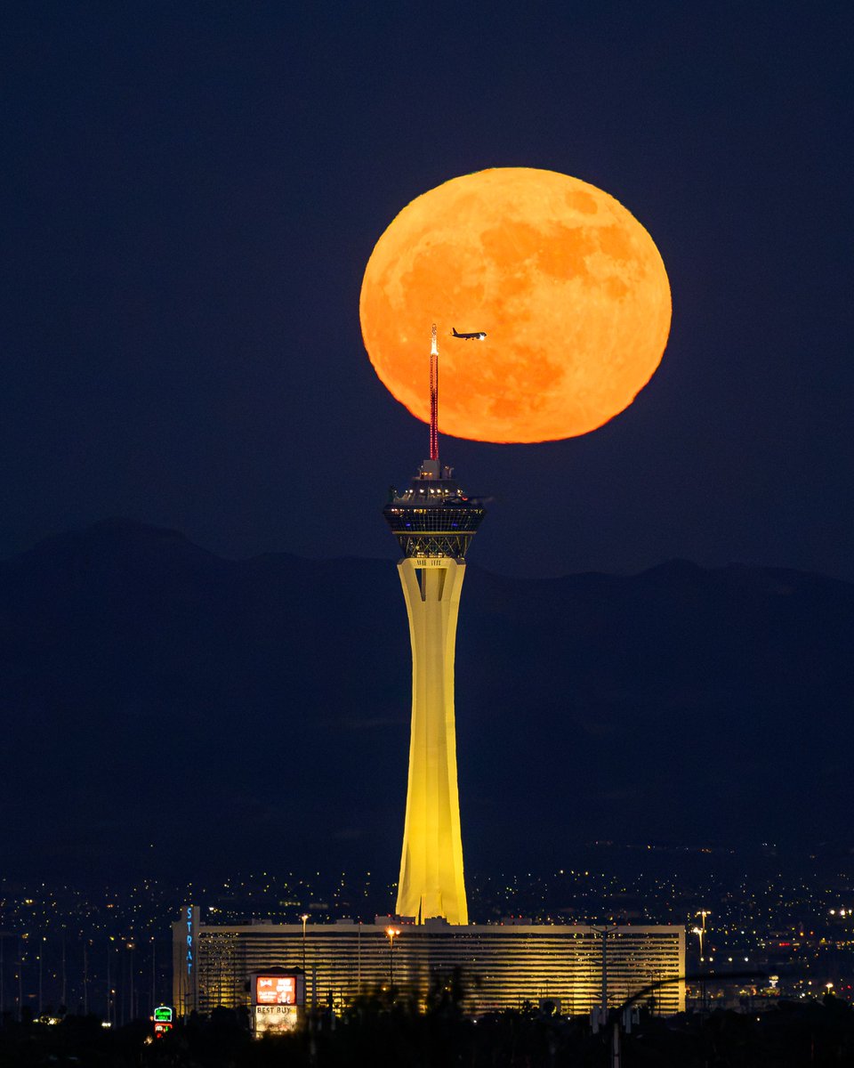 LasVegasLocally's tweet photo. Strawberry Moon over Stratosphere, by Hugh Byrne https://t.co/aTgmz0zQYD