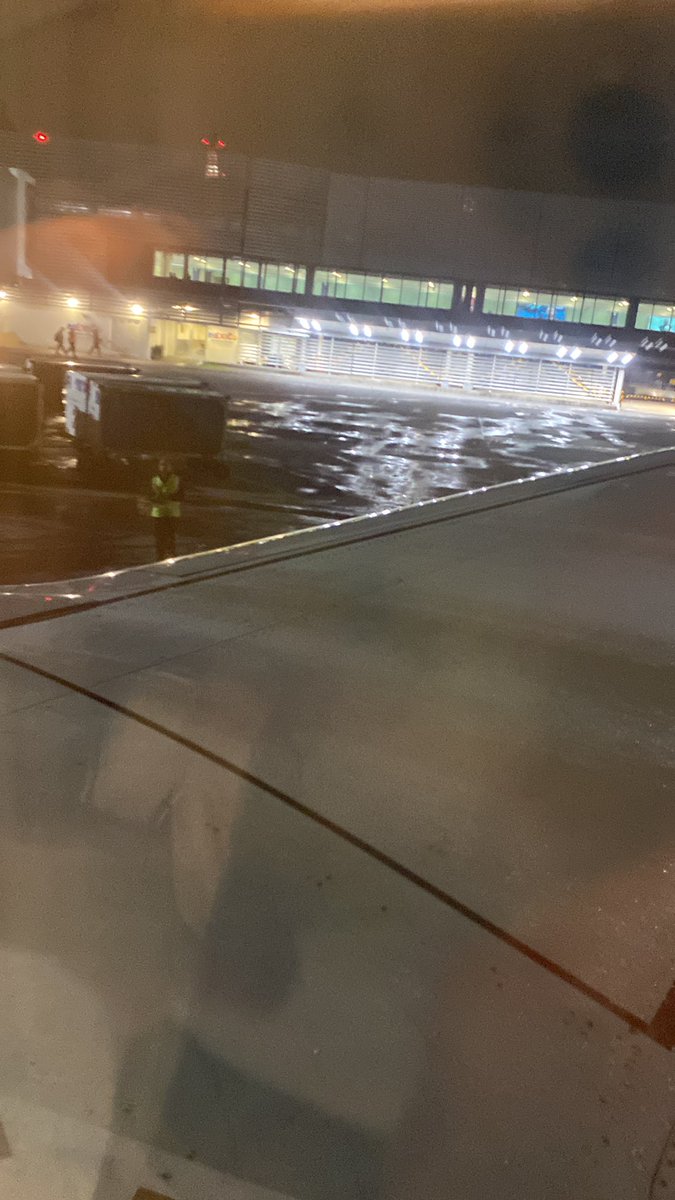 thvanteia's tweet photo. literalmente voy a hablar sobre canda aquí hasta que se acabe mi viaje

ya estoy en el avión después de casi una hora de retraso https://t.co/3wKtfYTzUE