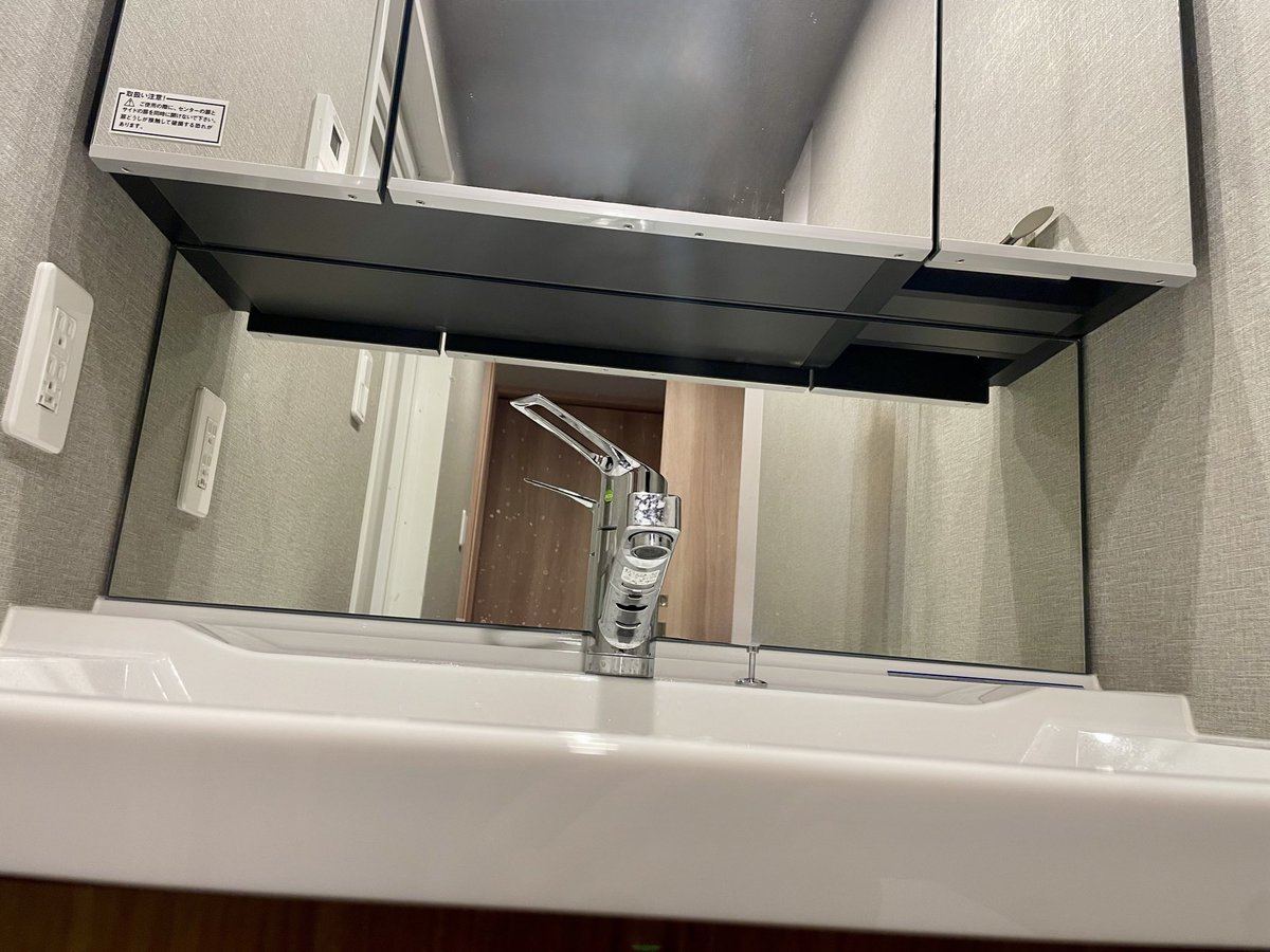 lifetime_s's tweet photo. クリオ北浦和グレイスコートでマンションオプション工事！

洗面台のチャイルドミラー部分に、
・モザイクタイル
を施工させていただきました！ https://t.co/xHVWv92o2v