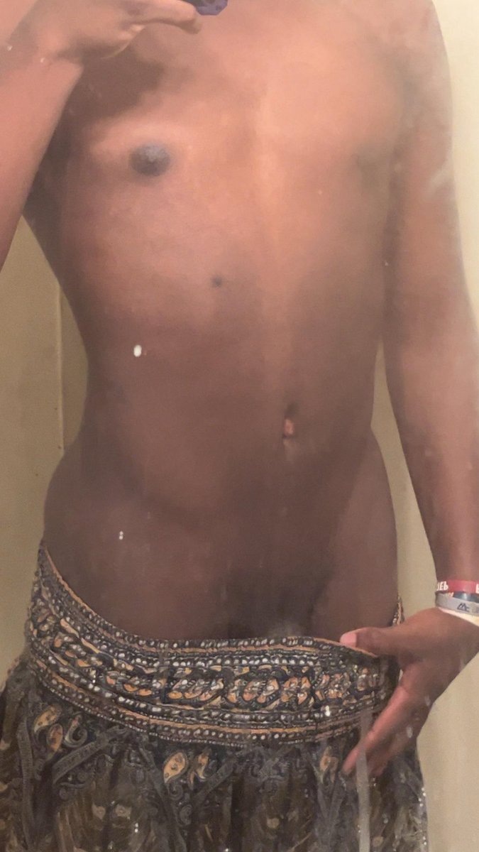 __beetz__'s tweet photo. I can be pretty AND a top, right?

(Dirty mirror mb 😭😭)
#femboy #black https://t.co/2graqXajt0
