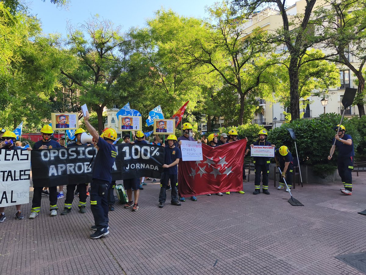 bomberos_infoma's tweet photo. @ComunidadMadrid aquí están tus Bomberos Forestales públicos del Cuerpo de Bomberos de la Comunidad de Madrid, @112cmadrid #ASEM112  de @CarlosNovilloPi 
En huelga 1143 días 
En peligro alto de incendio #INFOMA26 https://t.co/DMlwj0jap4