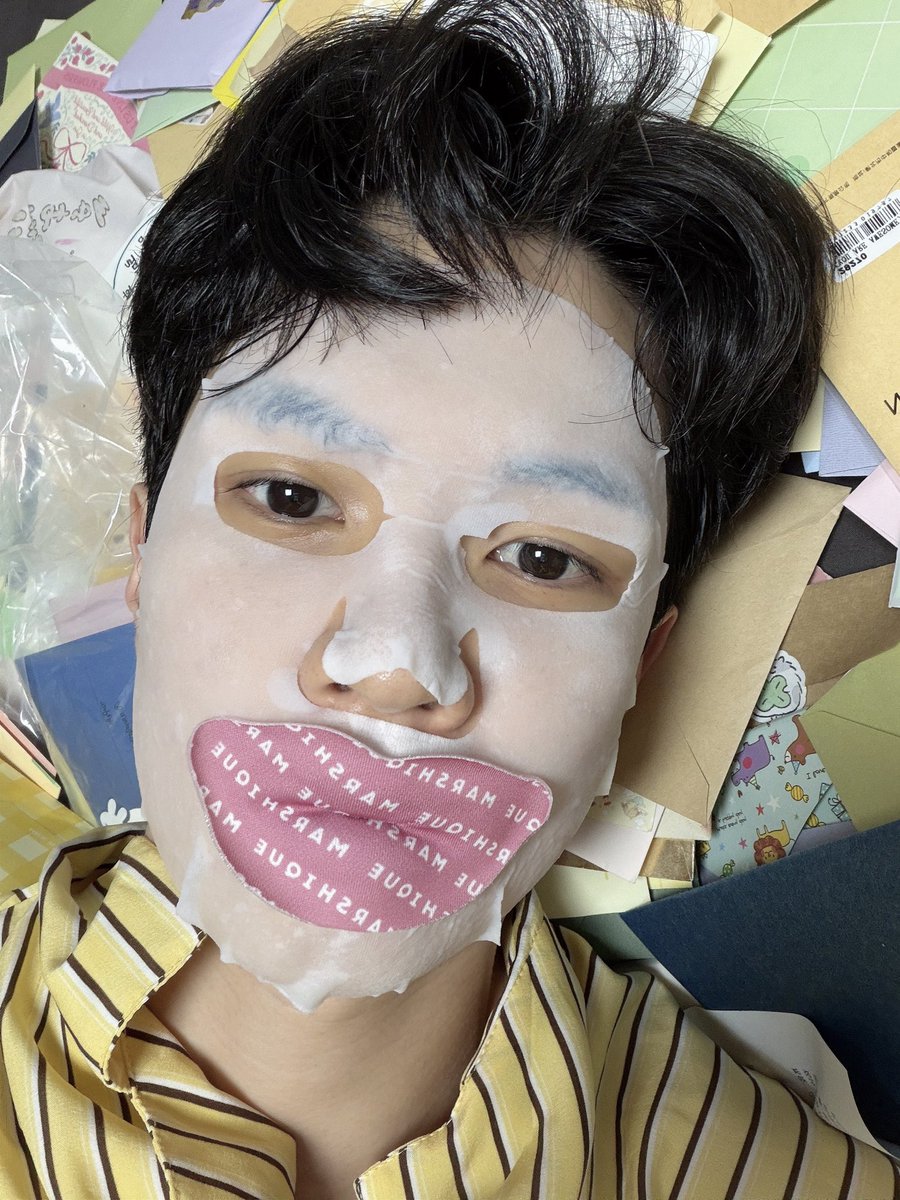 __chinjima's tweet photo. 해외 일정 나간 혚
스케쥴 끝나고 씻기 전에 버터떡 먹으면서 영통 걸었는데 유헤슩 팩 붙인채로 전화 받아서 혚 빵터질듯ㅋㅋㅋ

헤슩앜ㅋㅋㅋ너 입술에 그거 뭐야
(지금 말👄👈 못 한다는🙅‍♀️ 손짓) 
ㅋㅋㅋ말 못한다고?
(🙂‍↕️🙂‍↕️)
팩이야???
(🙂‍↕️🙂‍↕️) https://t.co/BgQQlMZx1K