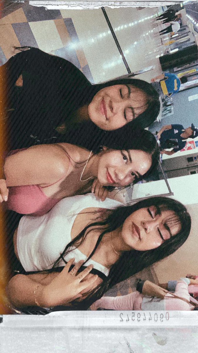 janakmilaa's tweet photo. algún día sabré por qué nos dejamos de hablar las 3 🤨 https://t.co/1giBjJVByi