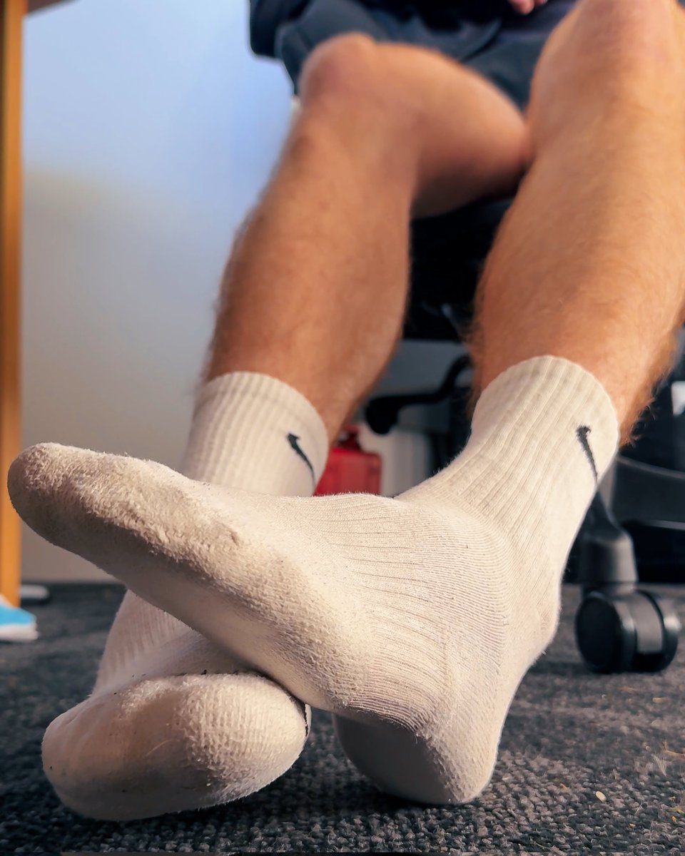 legsbyjay's tweet photo. What are you doing under my desk?... Take my shoes off then.
See my onlyfans for more feet and nike sock videos!
#nikedunk #nikesocks #sweatysocks #gymlegs #sniffmysocks #sockfetish #feet #feetlovers #feetworship #socklovers #sockpics #feetpics https://t.co/Qln3DzEgmy