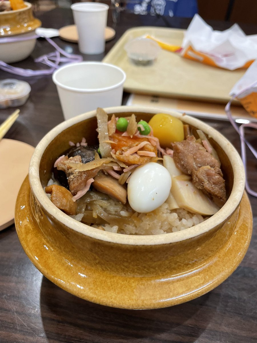 TerryGoddy100's tweet photo. 久しぶりの横川の釜飯

椎茸とあんずがうまい

何故か飽きないなぁ

では、高速にのって帰ります https://t.co/uSAMGqULx1