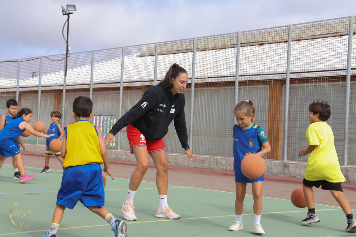 GranCanariaCB's tweet photo. 📝 La internacional Maite Cazorla abre la segunda semana del XLV Campus CaixaBank del CB Gran Canaria.

🔸 La segunda semana del evento del club contó con la  visita de la jugadora de USK Praha y de la selección española.

➡️ https://t.co/gHW5l6Ofnf https://t.co/YSk83cjfBv