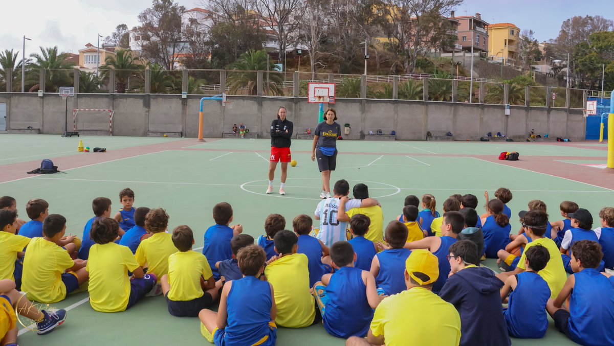 GranCanariaCB's tweet photo. 📝 La internacional Maite Cazorla abre la segunda semana del XLV Campus CaixaBank del CB Gran Canaria.

🔸 La segunda semana del evento del club contó con la  visita de la jugadora de USK Praha y de la selección española.

➡️ https://t.co/gHW5l6Ofnf https://t.co/YSk83cjfBv