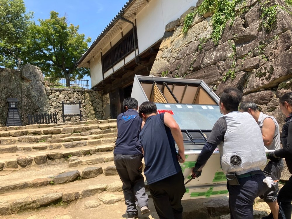 6月30日㊊の彦根城🏯 天守前に、伊藤園さんの新しい飲料自販機を設置