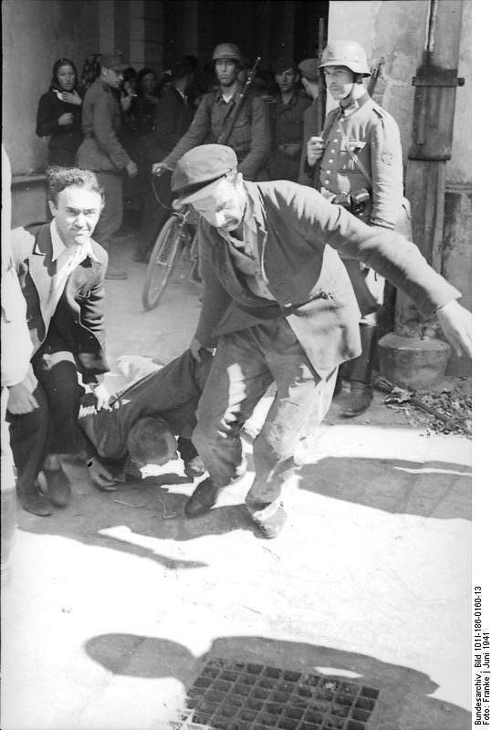 PiotrDmitrowicz's tweet photo. 85 lat We Lwowie  rozpoczął się pogrom, w którym zamordowano 4 tys. Żydów. K. Poraj: Droga od ulicy Halickiej do Krakowskiej była oblana krwią płynącą z rąk ludzkich. [.] A ze wszystkich stron dochodziły okrzyki i docinki ukraińskich nacjonalistów, hitlerowskich lokai [.] https://t.co/Zasv4lg9lO