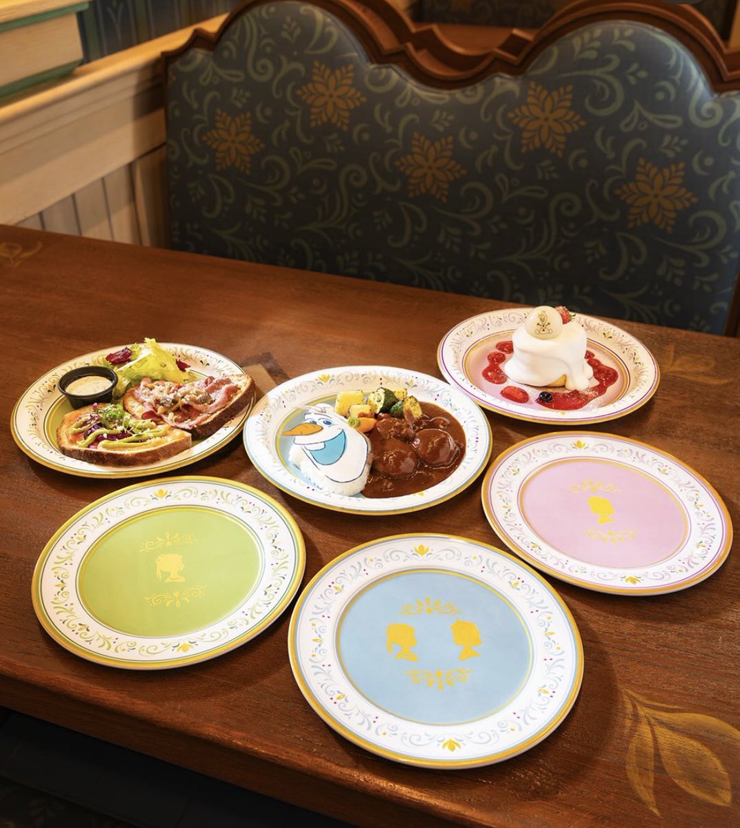 tdr_doria's tweet photo. 明日7月1日販売開始！
「アレンデール・ロイヤルバンケット」で提供している食器と同じデザインのスーベニアプレートが遂に登場☆

※3枚のデザインは選択可能です。
※「ディズニー・モバイルオーダー」にて3枚目のメニューいずれか1品につきプレート1つ購入可能
https://t.co/bld6zx3QYl
#TDR_food https://t.co/eFFMY6uFgE