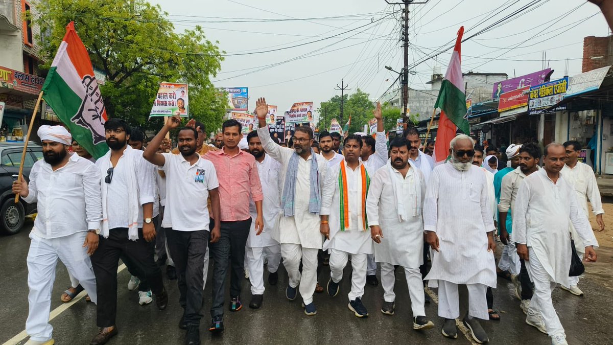 DeshKaVerdict's tweet photo. Congress senior leader Ajay Kumar Lallu has started a Padyatra to demand the launch of regular flights from Kushinagar Airport. https://t.co/ZLPvNuKShf