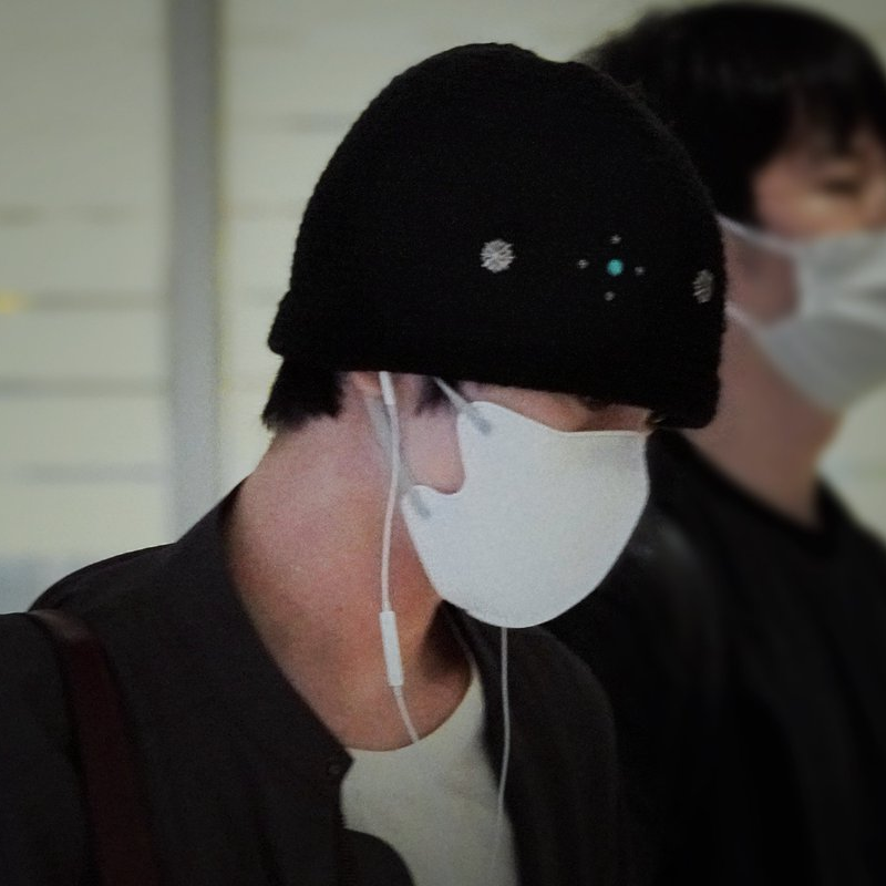 celeb_wish_list's tweet photo. ❏ WHO : #NCTWISH #엔시티위시 #료
❏ WHERE : 공항 패션
❏ BRAND : #RSSC #알에스에스씨
❏ ITEM : SUNBURST RIVET KNIT BEANIE - BALCK
❏ 출처 : 팬X WishUponA_ovo https://t.co/aqNuICA3zP
