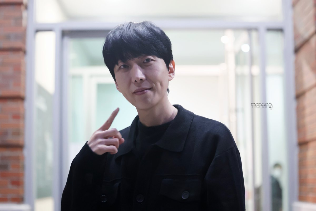 MN___etc's tweet photo. 260501 뮤지컬 어쩌면 해피엔딩 대구
#김재범 배우님 퇴근길 https://t.co/IoUxQ9oyOq