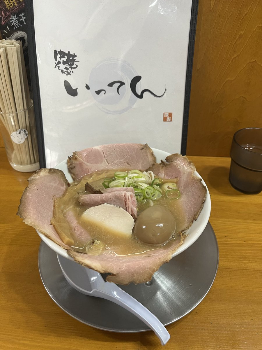xnDo3dnjOGjGoF's tweet photo. いってんさんへ🚗³₃鶏中華、背脂、玉子、ロースのチャーシューをトッピング😄めっちゃ美味しかった😋ご馳走様でした🙏 https://t.co/eLrlm31j0V
