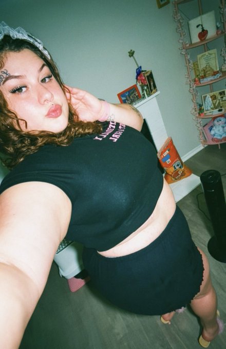 𝔗𝔥𝔯𝔬𝔞𝔱 𝔊𝔬𝔞𝔱🐐💦 - I’m literally just a girl🎀🩷 https://t.co/2KmiZ9w2A2