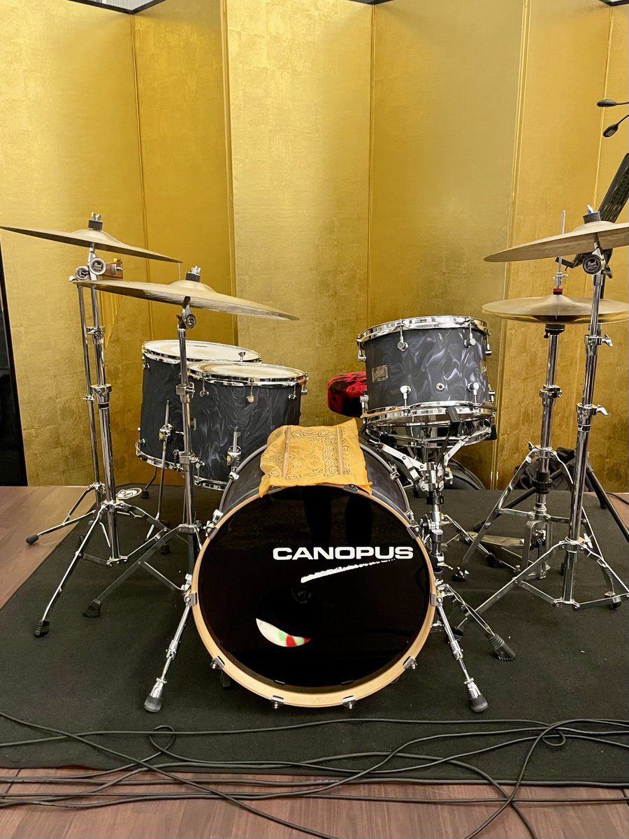 towarhythm's tweet photo. 先日は母校の同窓会で演奏させて頂きました

ゴージャスでレアなステージセットと
愛器のCANOPUS Birch https://t.co/P4RPT1tSTd