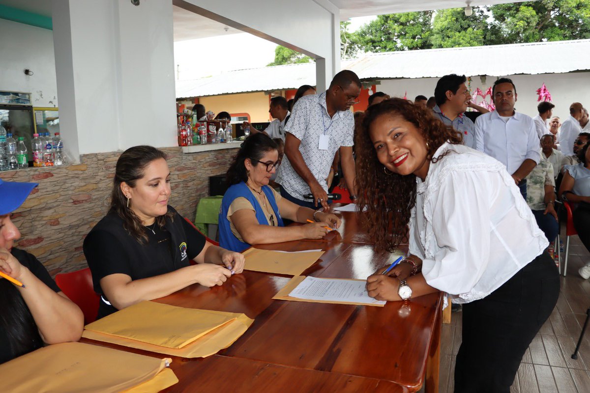 JanethBustosRC's tweet photo. Así vivimos esta jornada democrática en Esmeraldas: con alegría, compromiso y la firme convicción de que nuestra provincia merece días mejores.💪🏽

Gracias a quienes participaron en las elecciones primarias del Movimiento AMIGO y me acompañan en este camino como precandidata a la Prefectura de Esmeraldas, junto a Marcel Orellana, precandidato a la Viceprefectura, y a toda nuestra militancia. 

Este es solo el comienzo. Seguiremos recorriendo el territorio, escuchando a nuestra gente y trabajando por la Esmeraldas que todos merecemos. 🗳️

#EleccionesPrimarias
#Esmeraldas🇪🇨
#JanethBustos