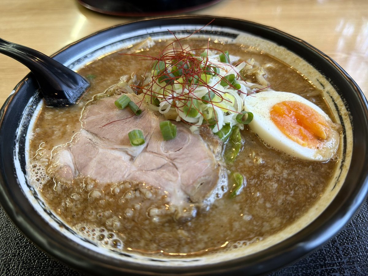 tagano822's tweet photo. 昨日から現場が神宮寺ってことで昨日はエリヤ神岡さんにて麻婆メン(麺半玉)と半チャーハンを。
今日は味噌麺屋無弐さんにて魚介豚骨味噌麺をカッ喰らう。
定期というにはチョイと期間が空きすぎてる気もするけど近くに来た際には必ず立ち寄るので定期と笑

#安定
#定期
#現場飯 https://t.co/ykV3wSCNPz
