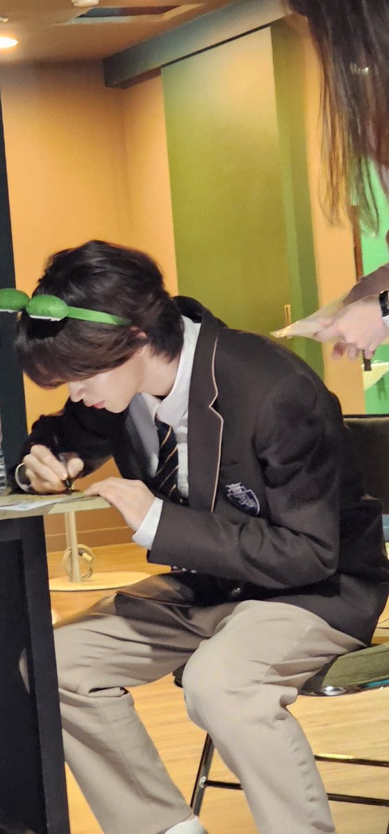 mdr1n_g28's tweet photo. 너무너무 아랑하는 미도리 미담
한국팬싸 때 ㄹㅇ 개큰 지각을 해서.. 진짜 거의 끝났을 때쯤 왔는데 싸인이라도 받고 가라고 냅다 책상에 무릎을 꿇고 싸인해줘서 담당자님이 황급히 의자를 가지고 온 사건이다..기특개구리....🐸🫳🏻🫳🏻🫳🏻 https://t.co/nkD6OiTBGI