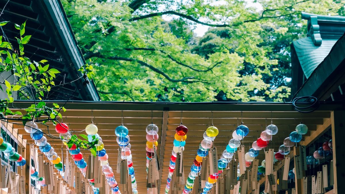 event_checker's tweet photo. 川越氷川神社
「縁むすび風鈴」開催中🎐

2,000個の江戸風鈴が境内を彩り、
昼は涼やか、夜は幻想的な世界に🌌 

願いごとを書いた短冊を結ぶ体験や
限定のお守り・御朱印も✨

📅 6/27-9/6
📍 埼玉・川越
🎟 入場無料

→ https://t.co/piIKmf4nne https://t.co/NYoy0nySPC