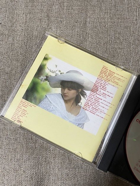 applemi21530980's tweet photo. #白田あゆみ 『Paysage』
（1988）
シングル「あいつ」収録の2nd。本人作詞が３曲、作曲ではタケカワユキヒデさんが４曲、白田さんご本人がファンという曽我泰久さんが１曲提供。
前作のお嬢様路線から、ちょっとアクティブになった印象だが、この後引退。
#80年代アイドル https://t.co/F6nGQ6zA80