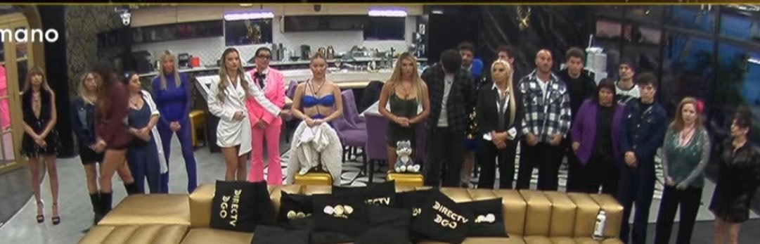 SofiaCast02's tweet photo. EU miren esta foto, nunca fue tan fácil elegir un bando. Encima hasta en los colores se nota la mala vibra y oscuridad por suerte yo siempre del lado correcto #GranHermano https://t.co/YI0UdClZPW