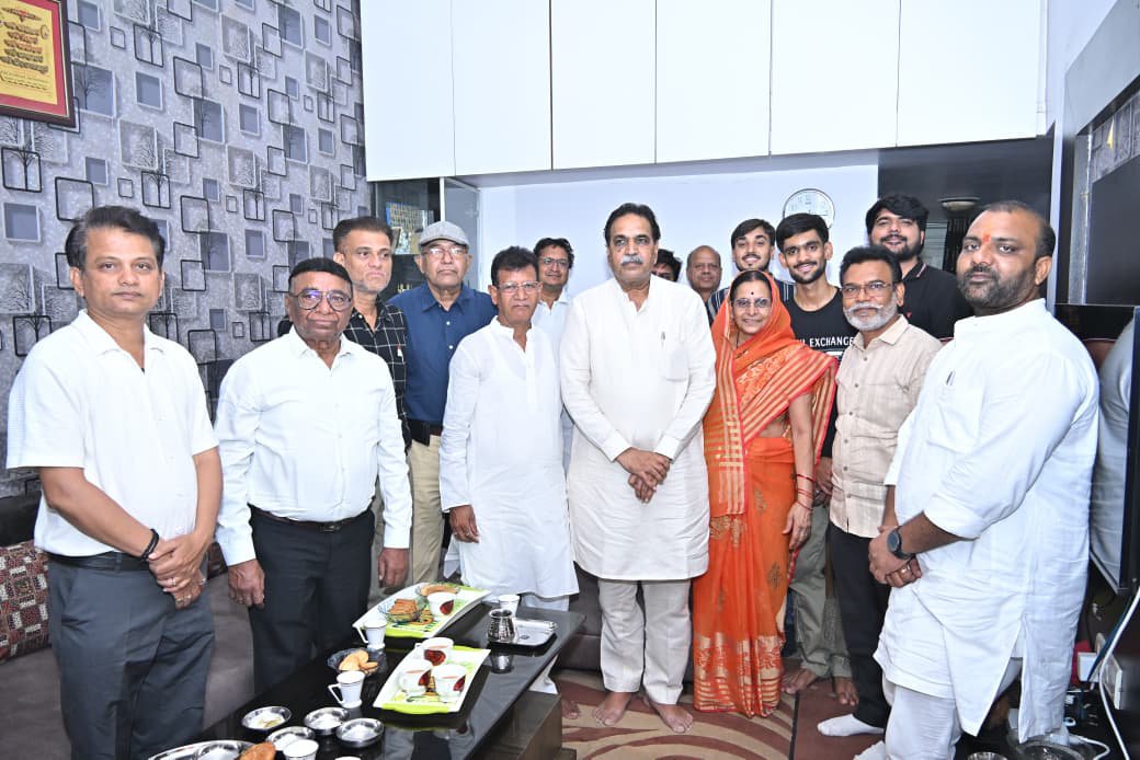 deepak_jayswal's tweet photo. इस दौरान विभिन्न समसामयिक एवं जनहित के विषयों पर सार्थक चर्चा हुई।

#रायपुर #भाजपा https://t.co/Kxq5BHNTLk