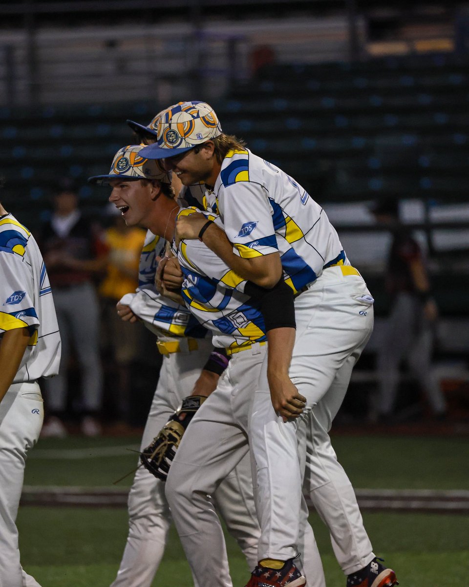 MadisonMallards's tweet photo. The moment we won the first half championship🏆🦆 https://t.co/aGHTjK2WVM
