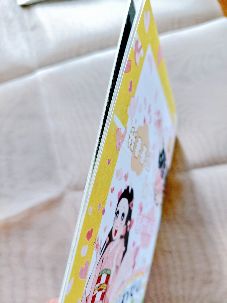 zn_pra's tweet photo. 💛参加景品・現物公開🩷

参加景品の「ゲストブック」の表紙は、◯さんのイラストです！
和風の雰囲気に合わせて、紙は「しこくてんれい」に印刷させて頂きました✨️
繊維が1枚1枚に不規則に散りばめられています🥰
総ページ数32Pで、ボリューム満点の一冊になりました✨
#ぜんねずペーパーラリー https://t.co/cF42hZmPsd