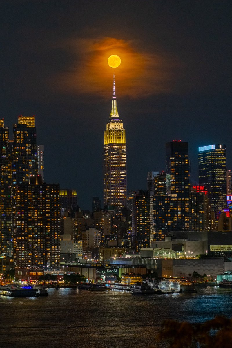 ijyoyo's tweet photo. Strawberry Moon https://t.co/10XJZXVCWj