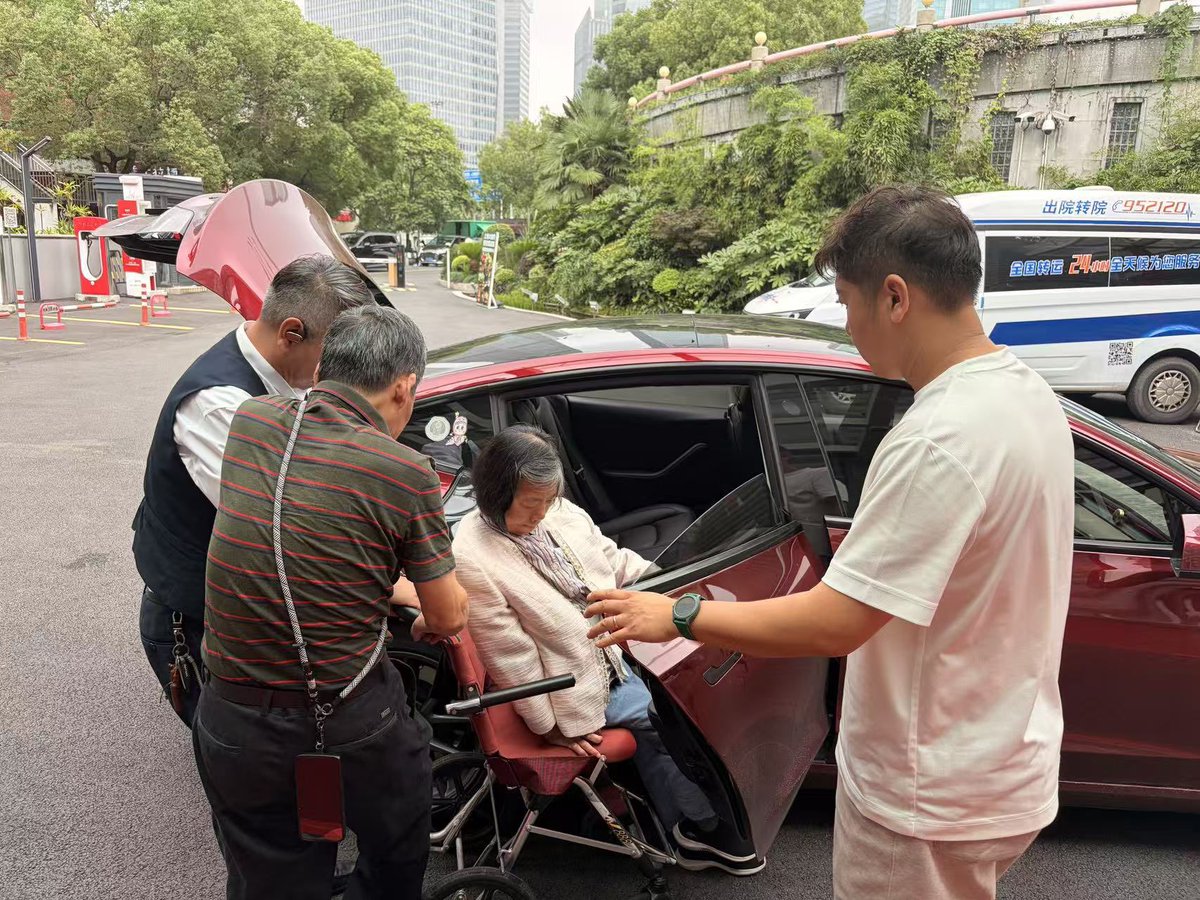 ShOwners's tweet photo. @elonmusk @Tesla_Asia @Tesla 
Second year running, Tesla Owner HFHClub is proud to be a volunteer convoy for the ALS community. With every charge, we bring light—and we dream that one day, brain‑computer interfaces will illuminate their lives even more.
#Tesla #ALS #Neuralink https://t.co/A0zXwHSaA1