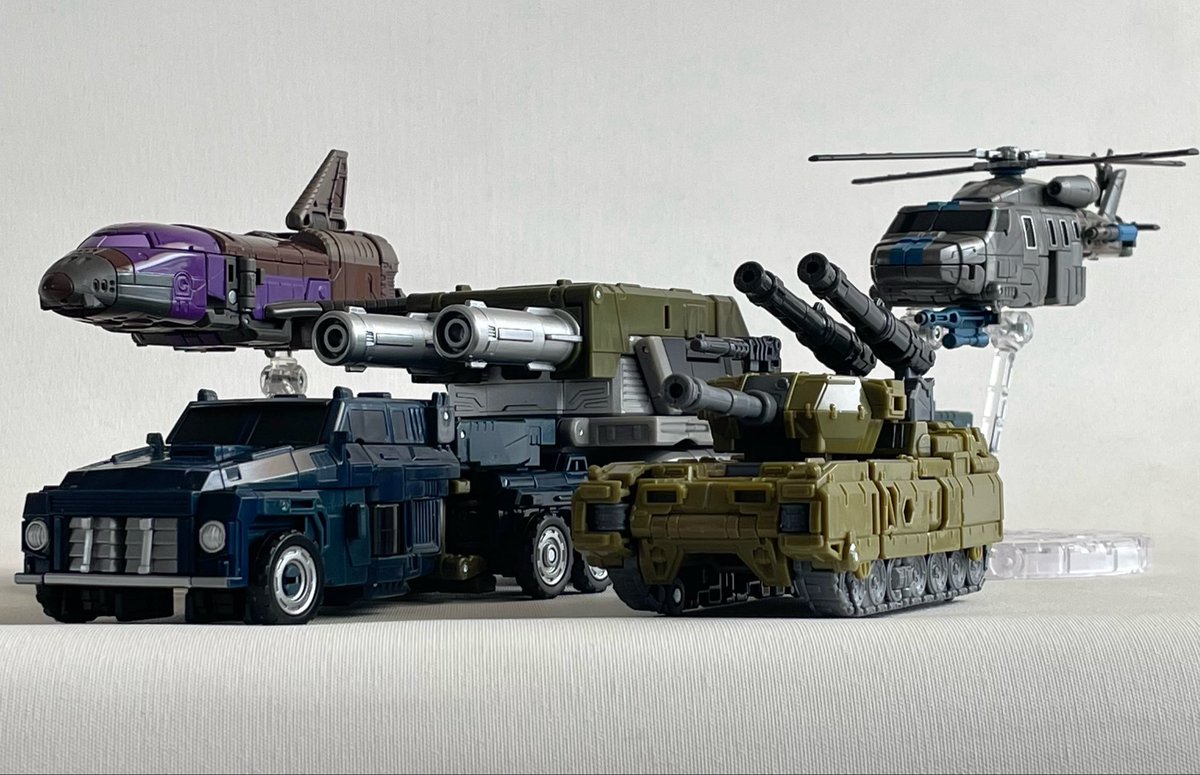 38Saboten's tweet photo. カクカクとした直線的なデザインと渋いカラーリングが効いていて正面側からの画角も素晴らしい！他が良い分タイヤの処理だけ少し残念。 https://t.co/ehnXuShgVK